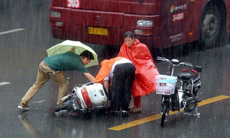 電動(dòng)車(chē)騎行不開(kāi)燈易釀事故：法律無(wú)規(guī)定，交警定責(zé)時(shí)考慮“黑燈”因素合理嗎？